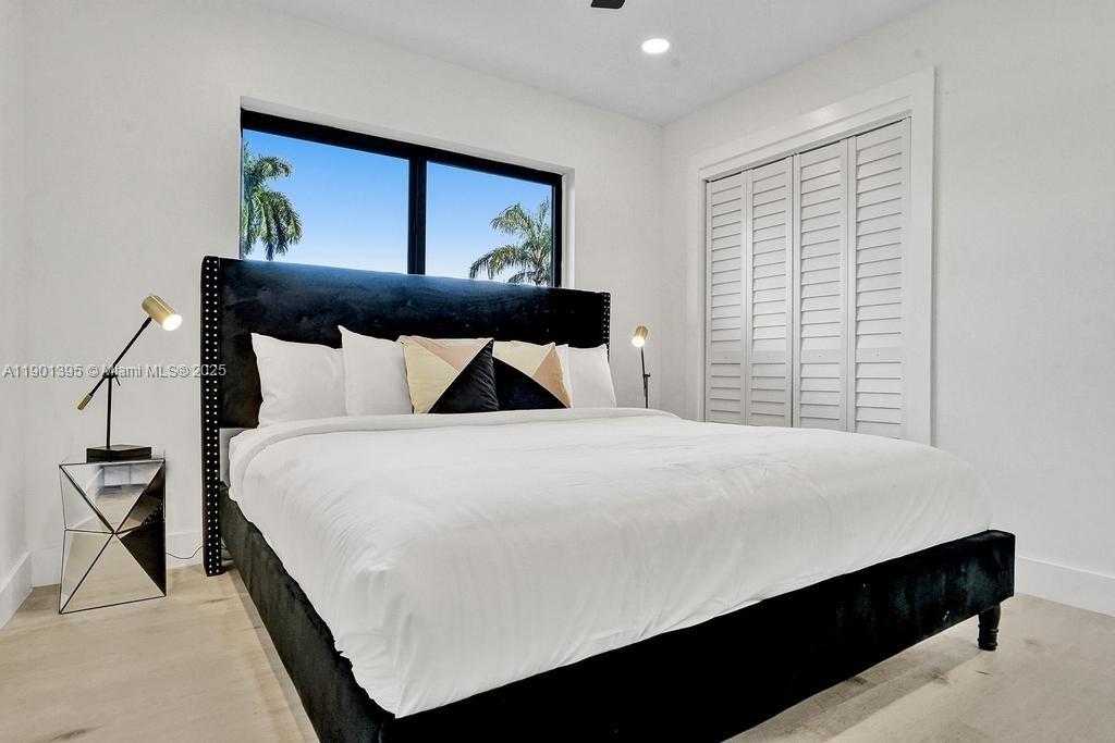 Small Image of 1141 NORTH NORTHLAKE DR, Hollywood Number 49