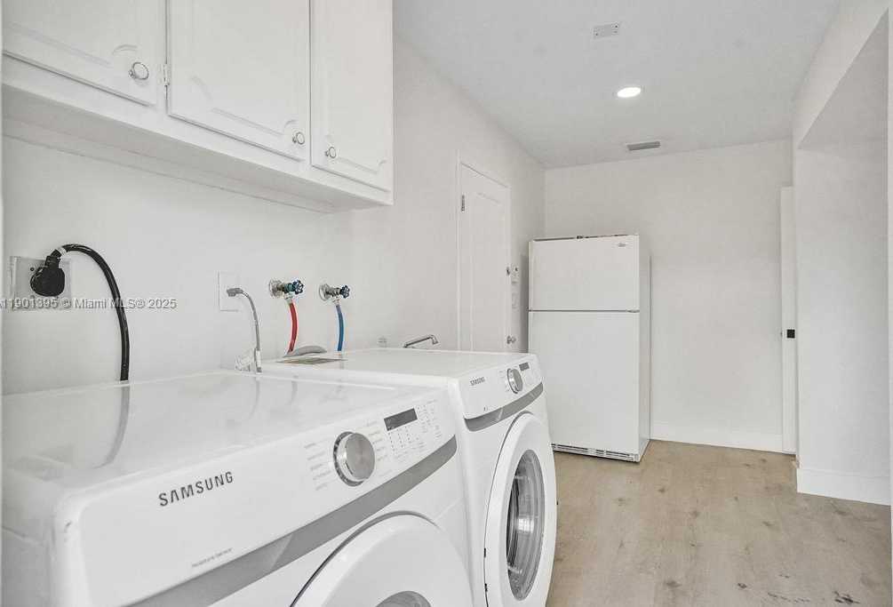 Small Image of 1141 NORTH NORTHLAKE DR, Hollywood Number 52