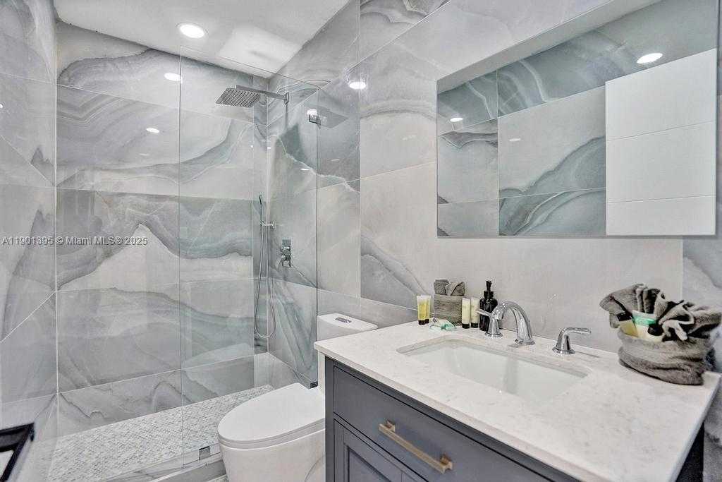Small Image of 1141 NORTH NORTHLAKE DR, Hollywood Number 53