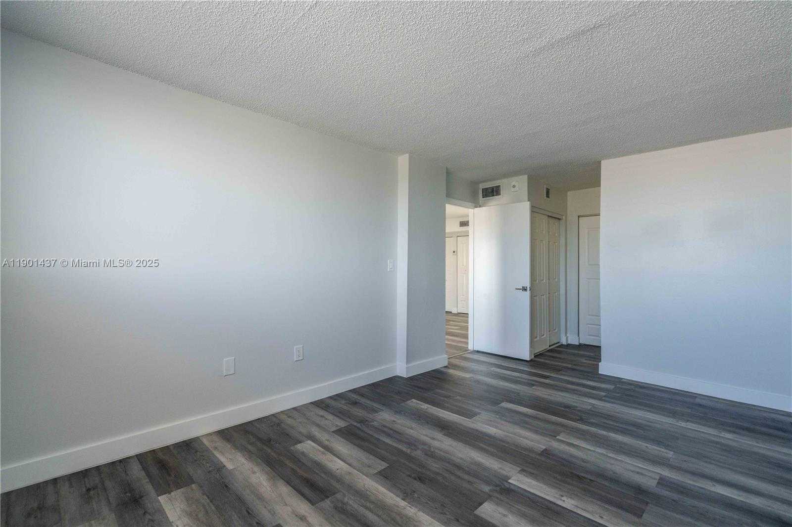 Small Image of 6960 RUE VENDOME #503, Miami Beach Number 12