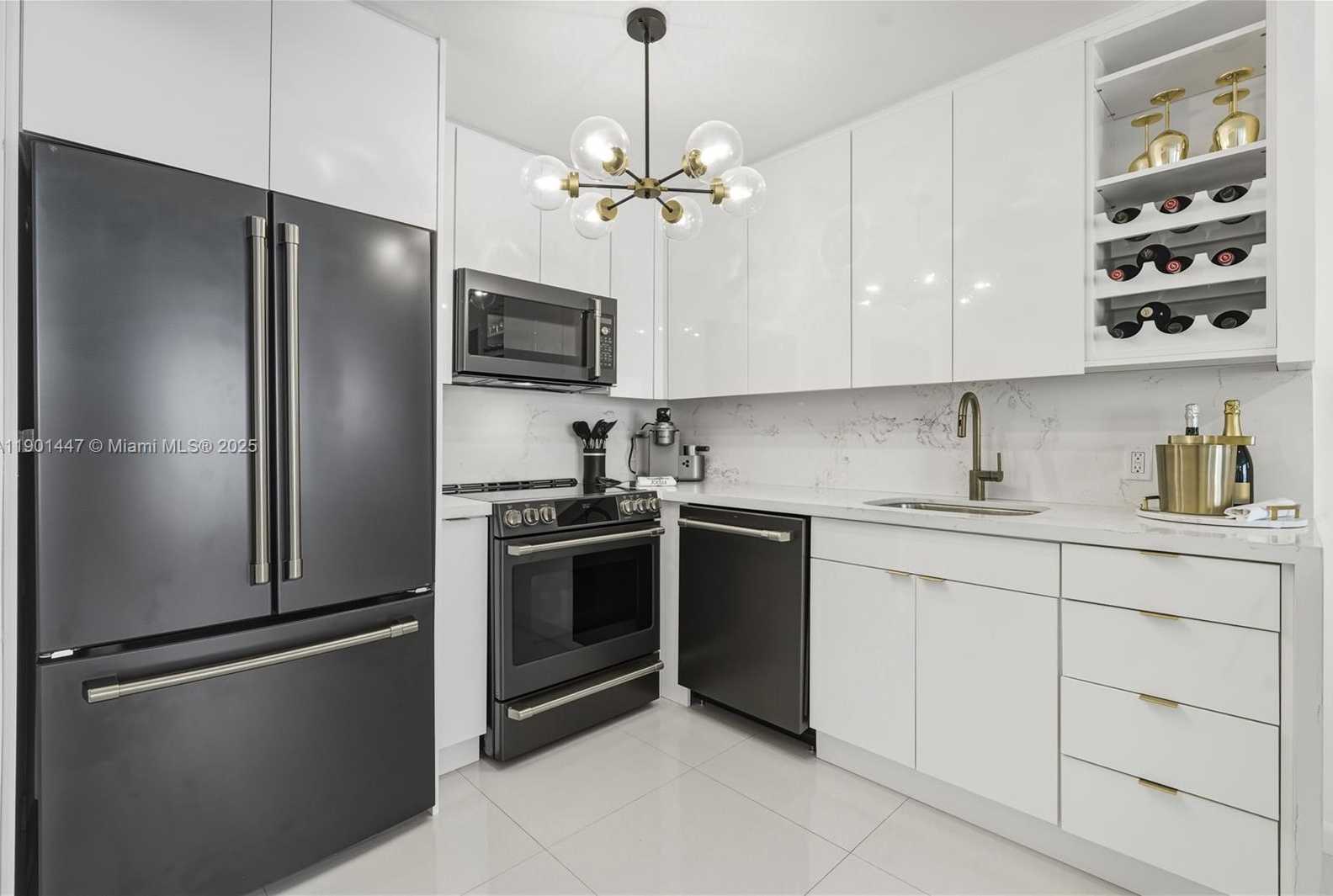 Small Image of 345 OCEAN DR #1019, Miami Beach Number 2