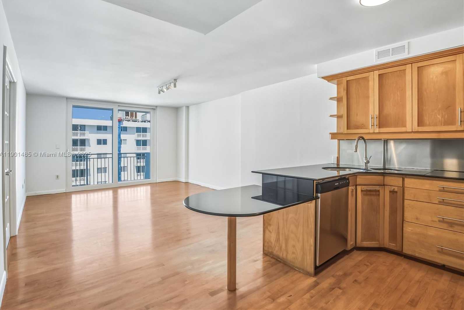 Small Image of 345 OCEAN DR #1020, Miami Beach Number 4