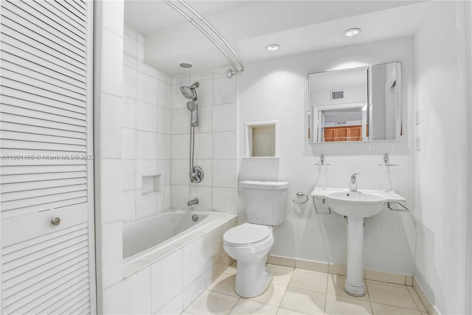 Small Image of 345 OCEAN DR #1020, Miami Beach Number 9