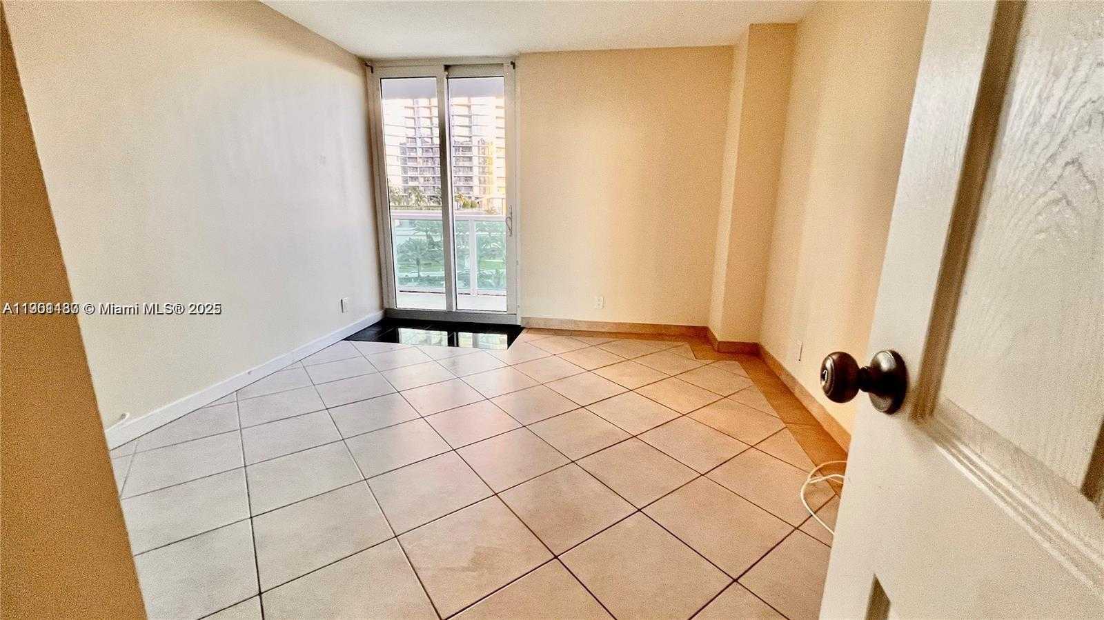 Small Image of 100 BAYVIEW DR #607, Sunny Isles Beach Number 4