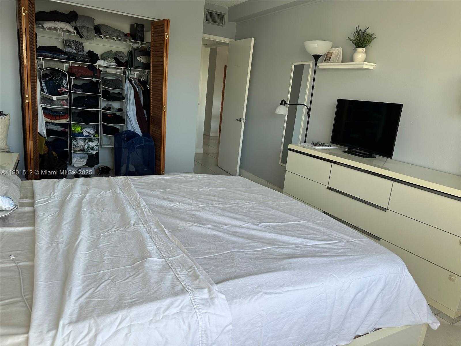 Small Image of 400 KINGS POINT DR #726, Sunny Isles Beach Number 13