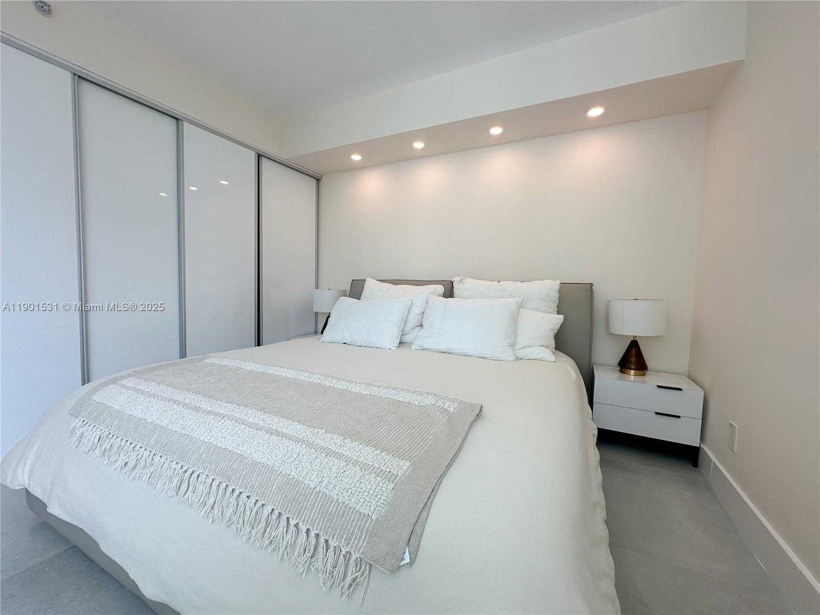 Small Image of 335 Biscayne Blvd, Miami, FL 33132, USA Number 14