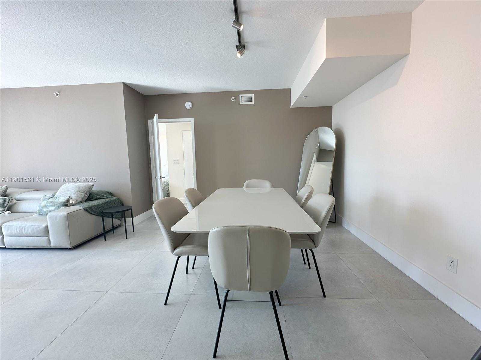 Small Image of 335 Biscayne Blvd, Miami, FL 33132, USA Number 4