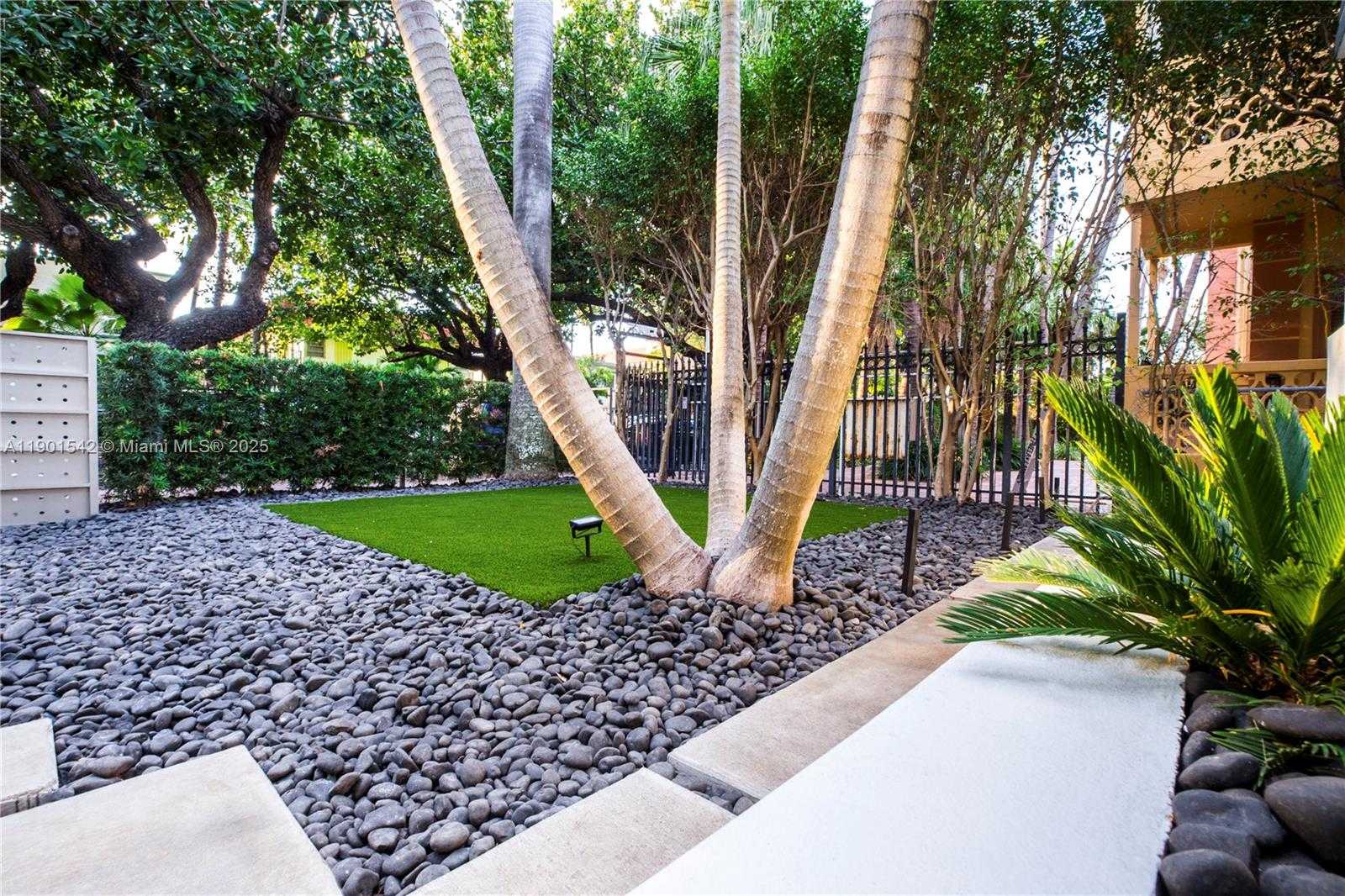 Small Image of 729 MERIDIAN AV #3, Miami Beach Number 13