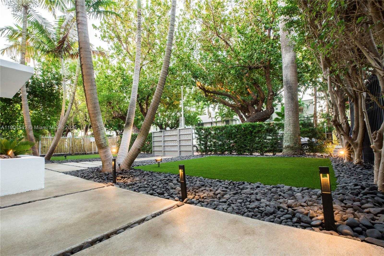 Small Image of 729 MERIDIAN AV #3, Miami Beach Number 15