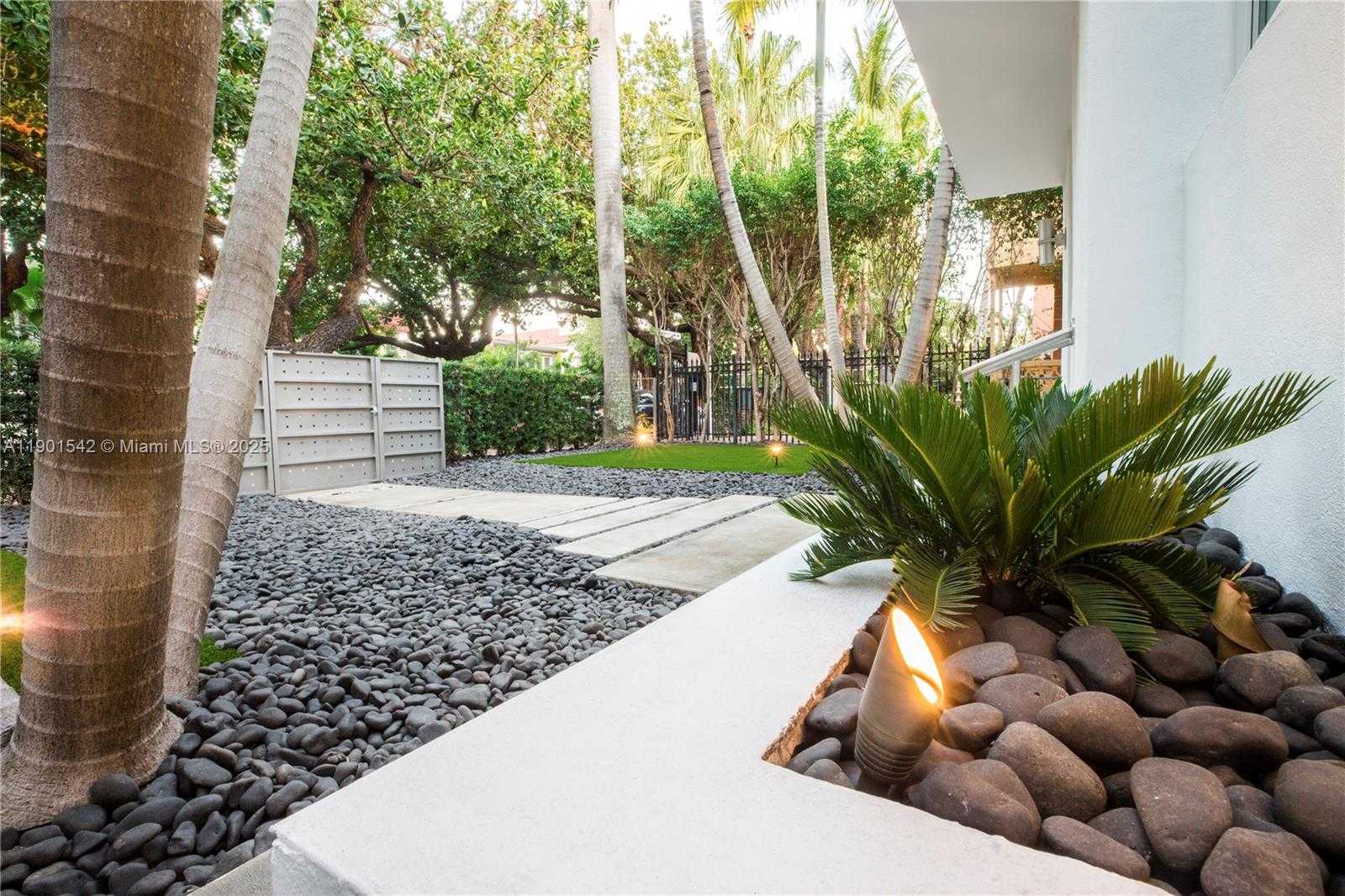 Small Image of 729 MERIDIAN AV #3, Miami Beach Number 16