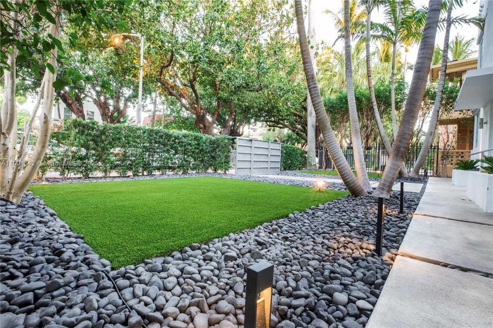 Small Image of 729 MERIDIAN AV #3, Miami Beach Number 17