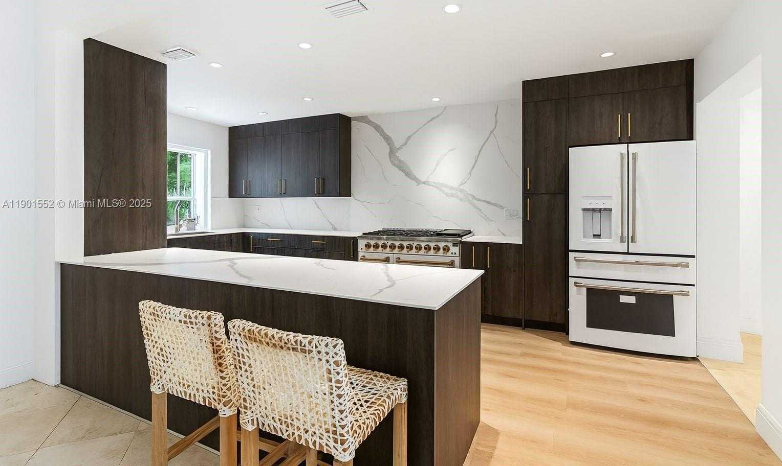 Small Image of 1951 SECOFFEE ST, Miami Number 3