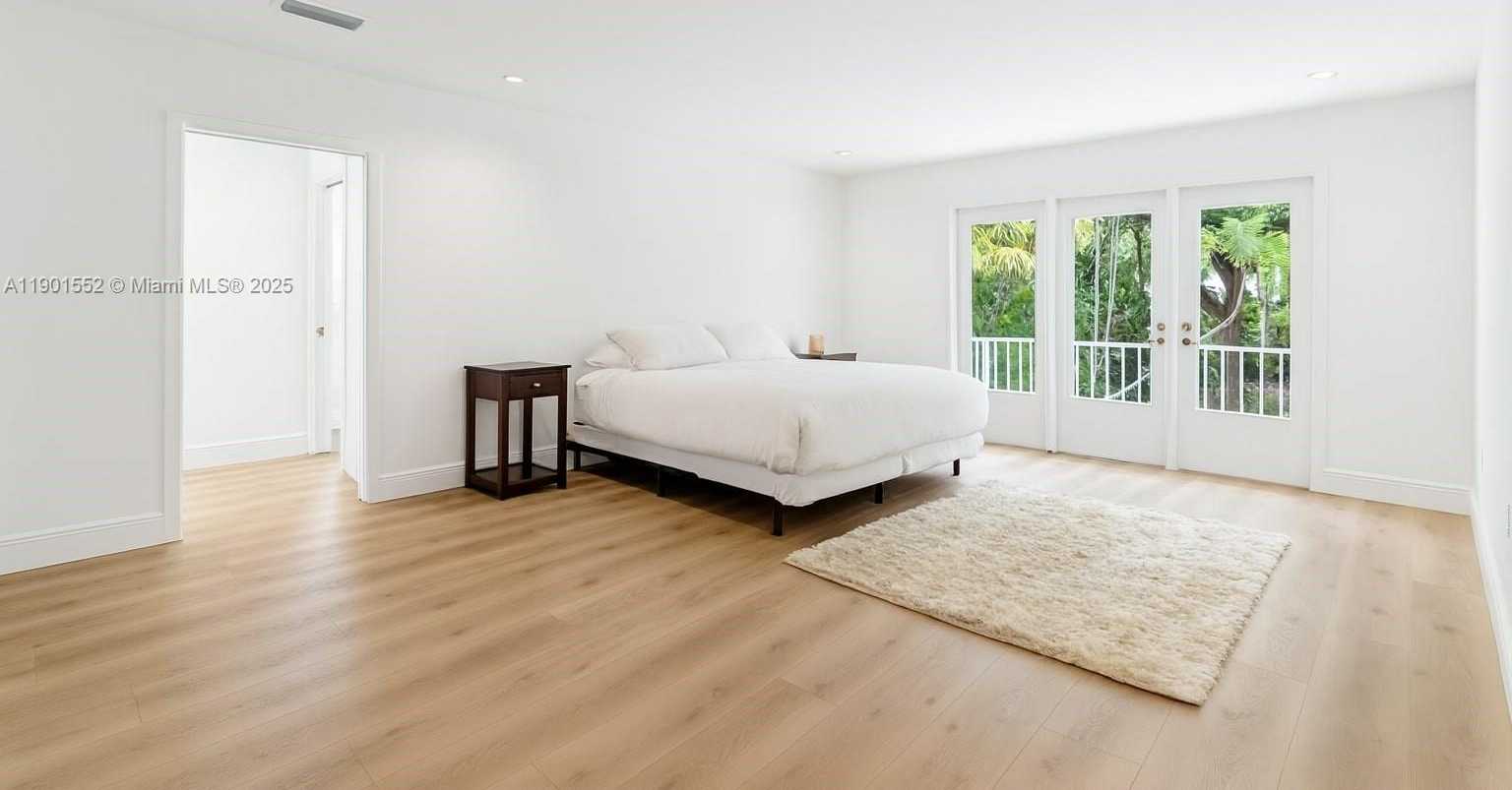 Small Image of 1951 SECOFFEE ST, Miami Number 8