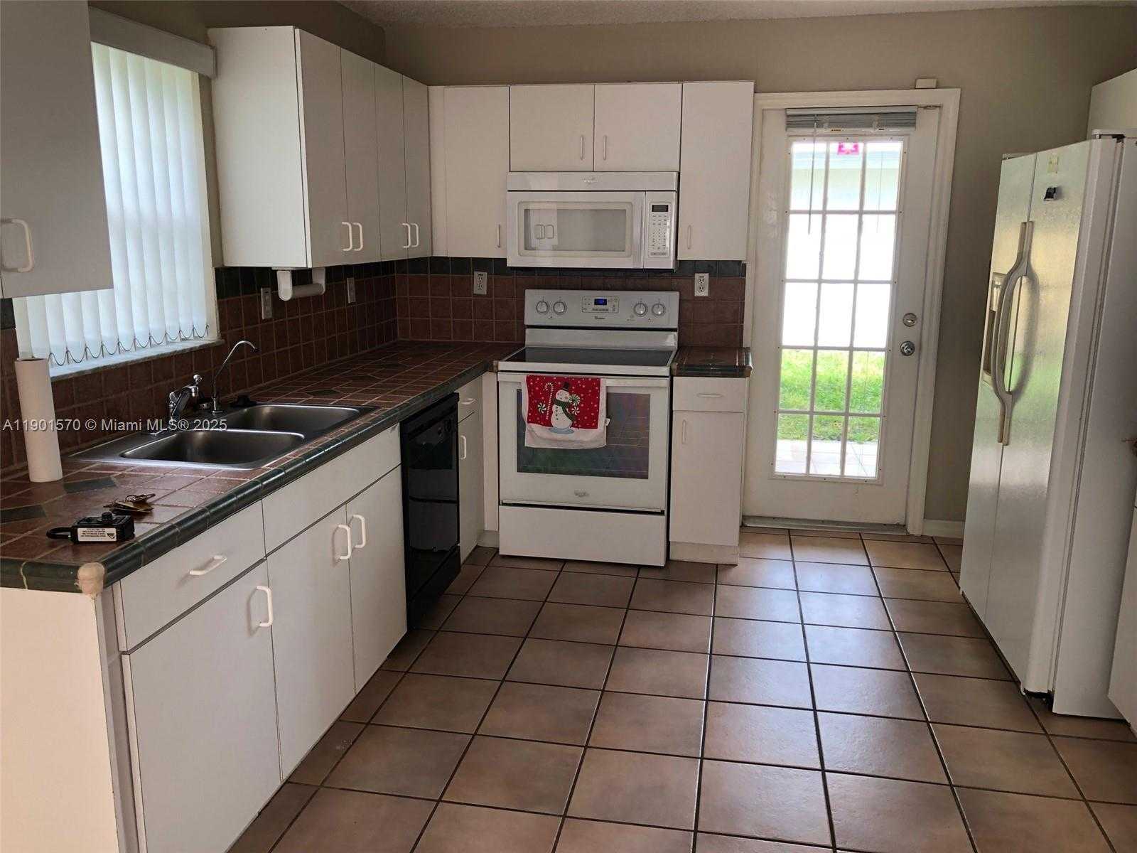 Small Image of 11274 SOUTH WEST 64 LN, Miami Number 5