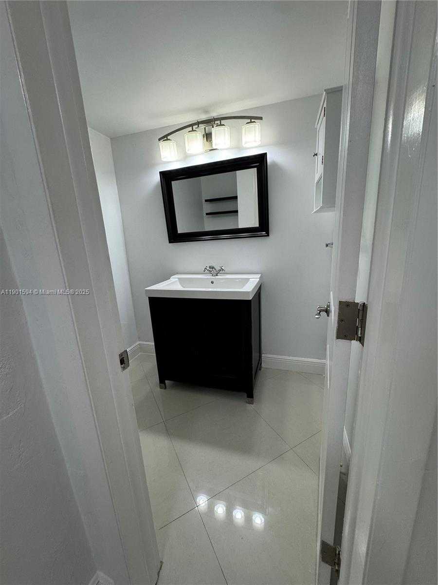 Small Image of 1205 MARIPOSA AVE #210, Coral Gables Number 4