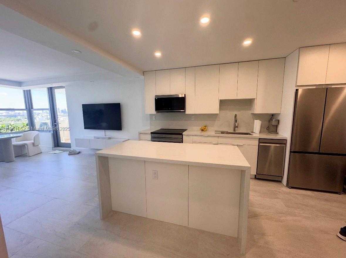 Small Image of 2899 COLLINS AVE #1414, Miami Beach Number 3