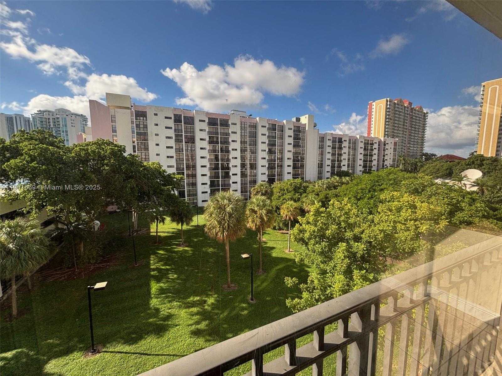 Small Image of 17011 NORTH BAY RD #517, Sunny Isles Beach Number 3