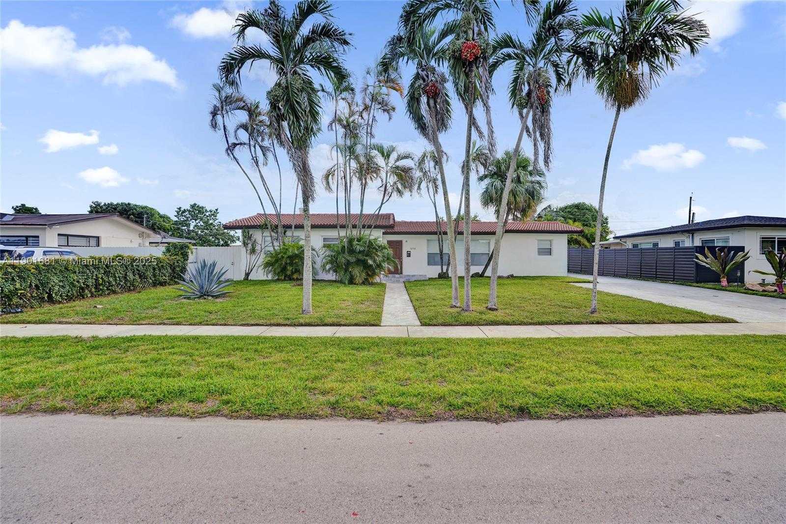 Small Image of 5750 NORTH WEST 111TH ST, Hialeah Number 2