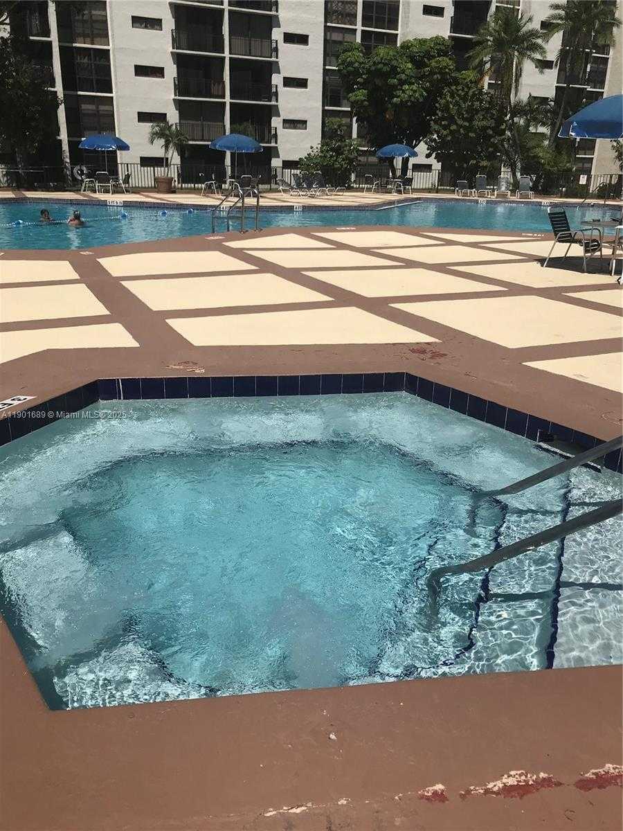 Small Image of 16919 NORTH BAY RD #909, Sunny Isles Beach Number 4