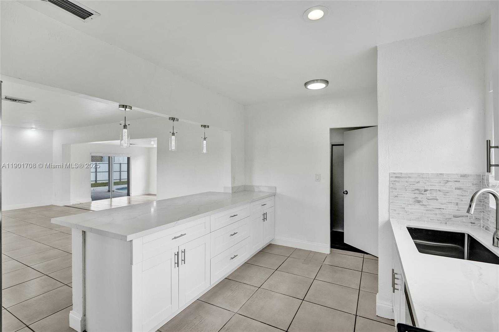 Small Image of 5750 NORTH WEST 111TH ST, Hialeah Number 14