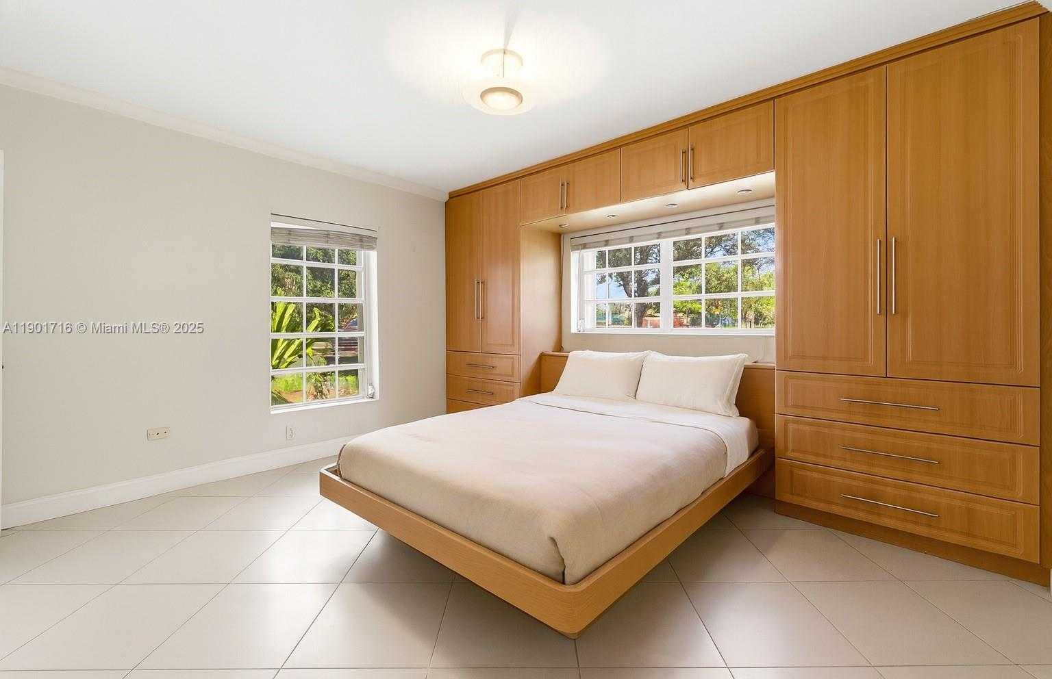 Small Image of 3300 SEGOVIA ST #B, Coral Gables Number 6