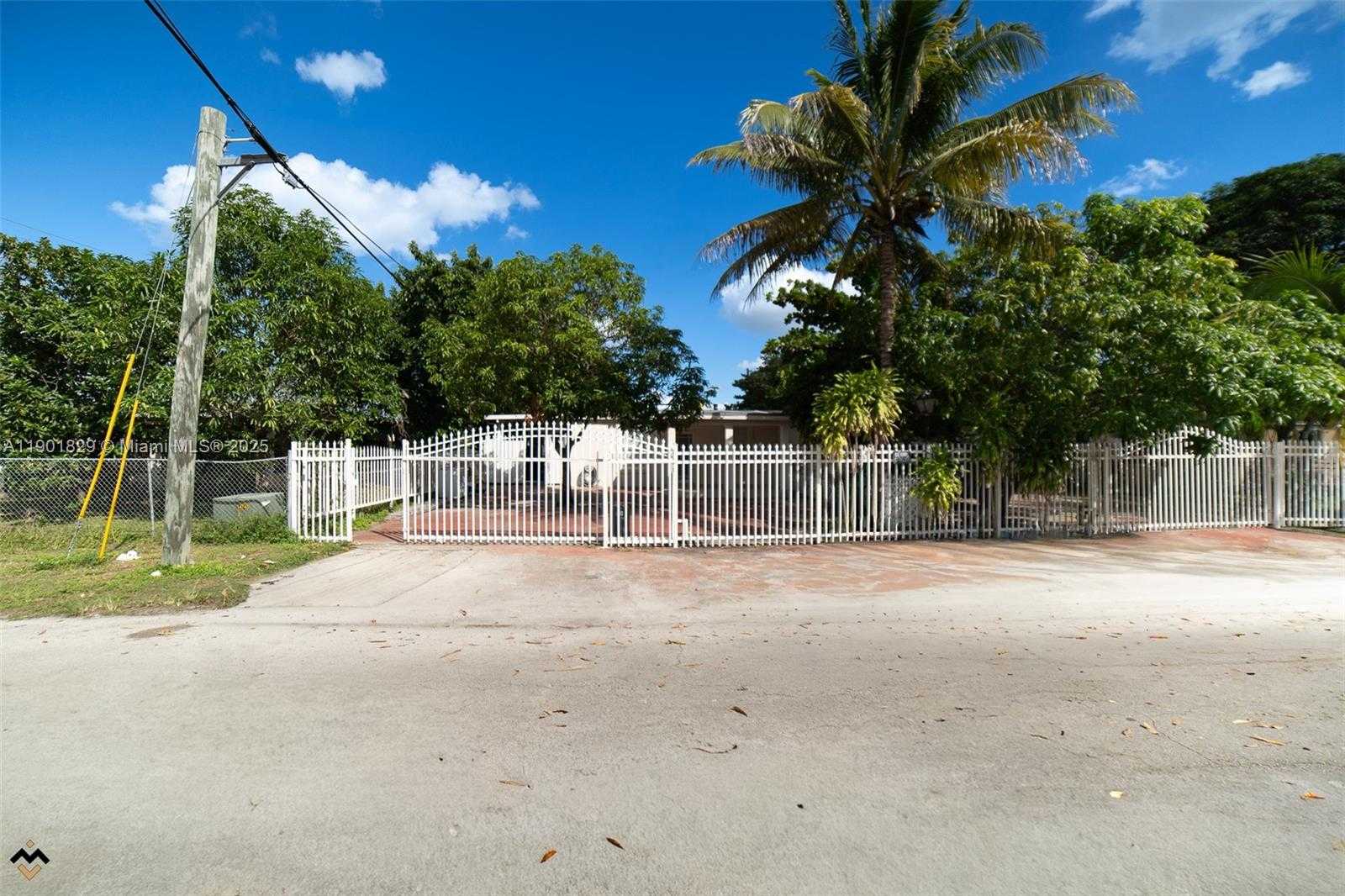 Small Image of 12615 EAST RANDALL PARK DR, Miami Number 39