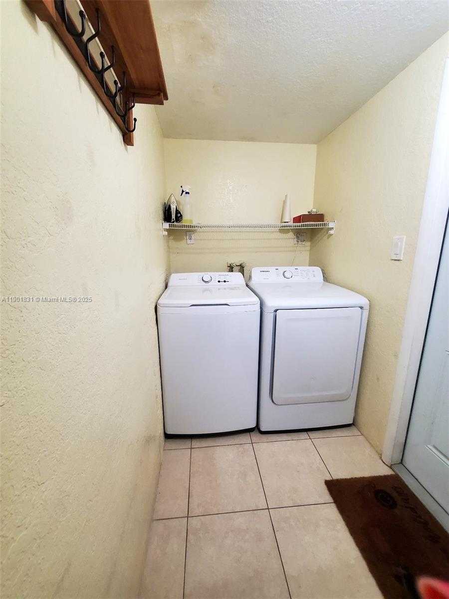 Small Image of Hollywood Number 8