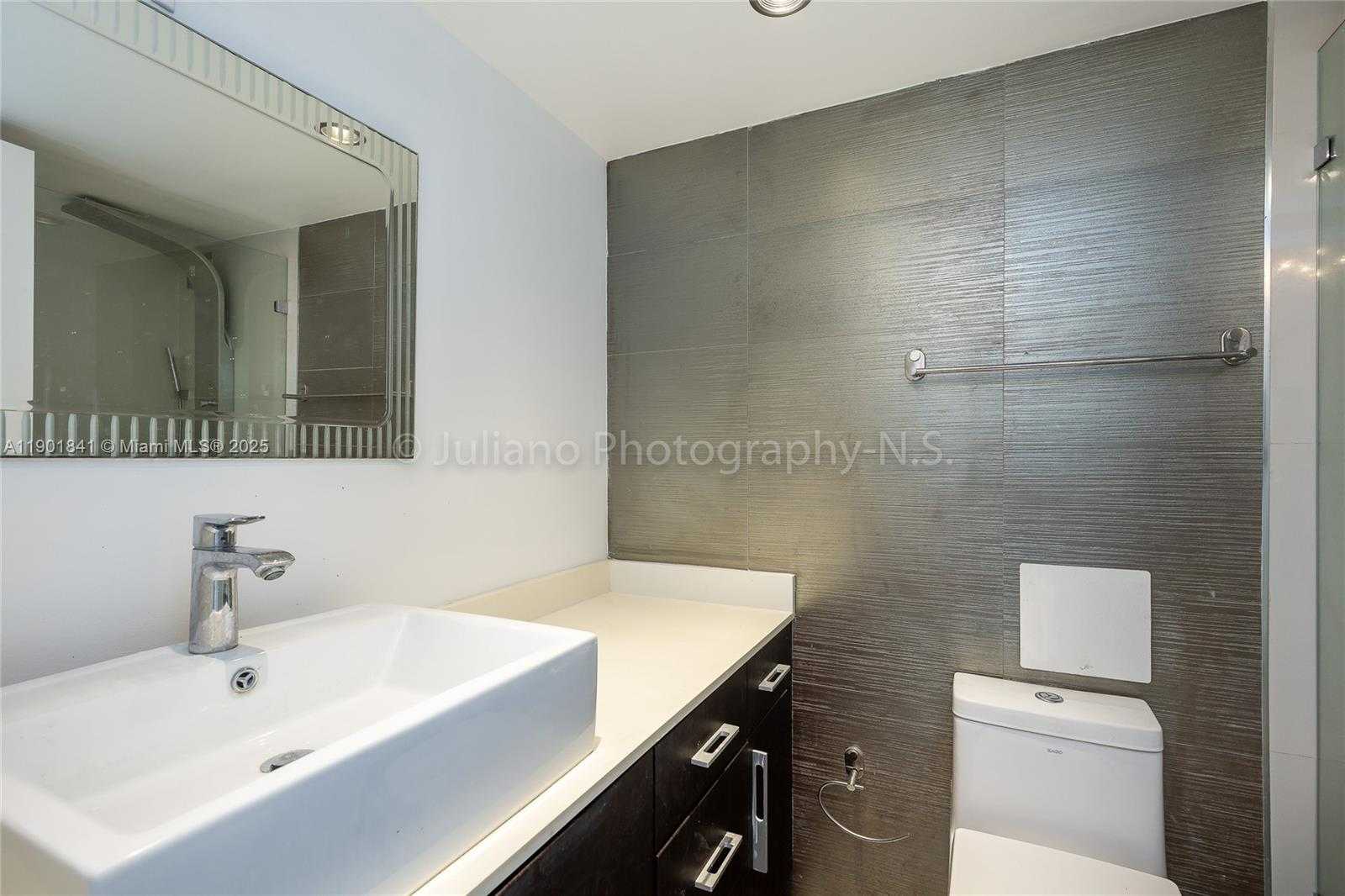 Small Image of 6039 COLLINS AVE #1415, Miami Beach Number 13
