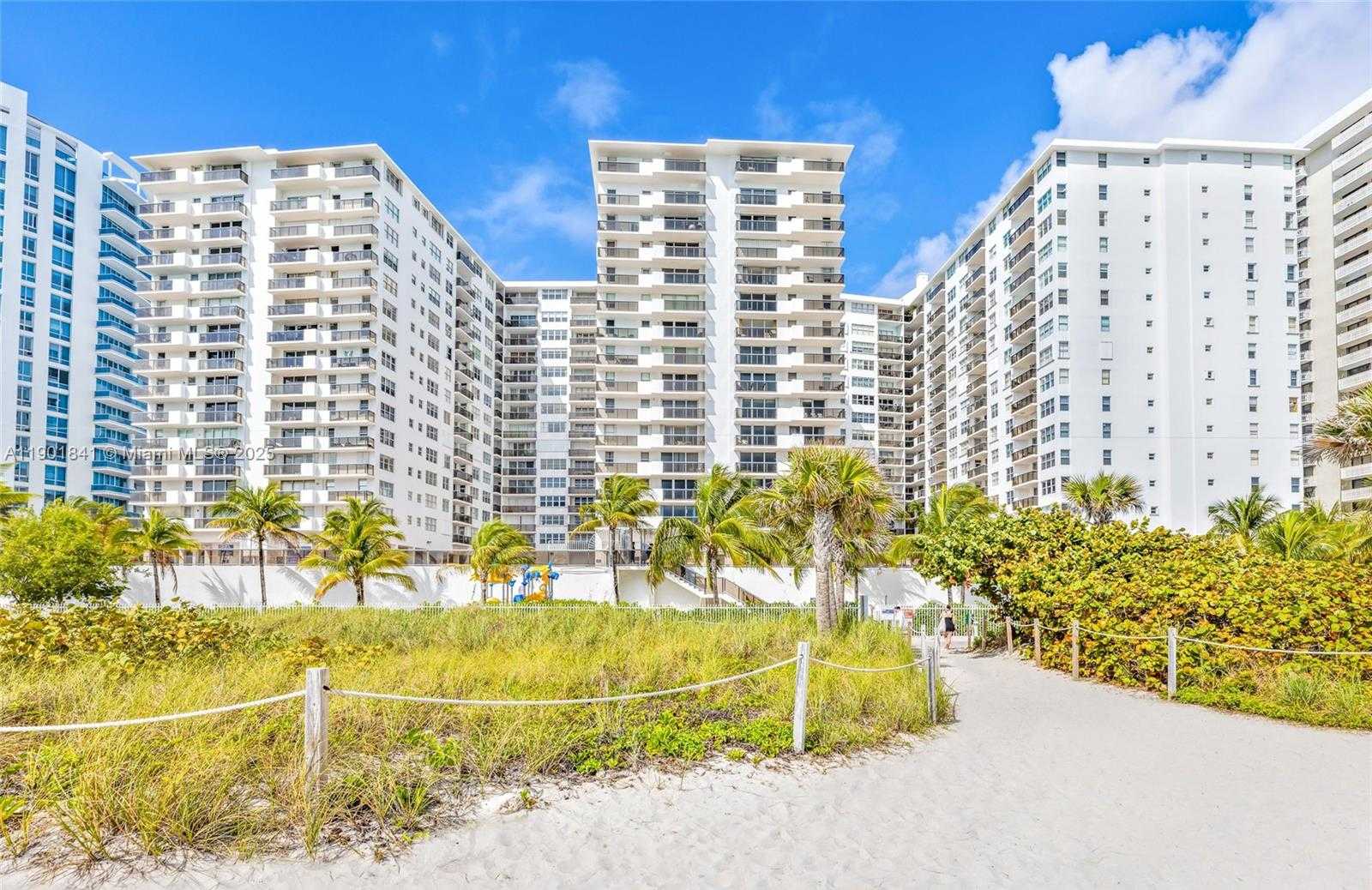Small Image of 6039 COLLINS AVE #1415, Miami Beach Number 42