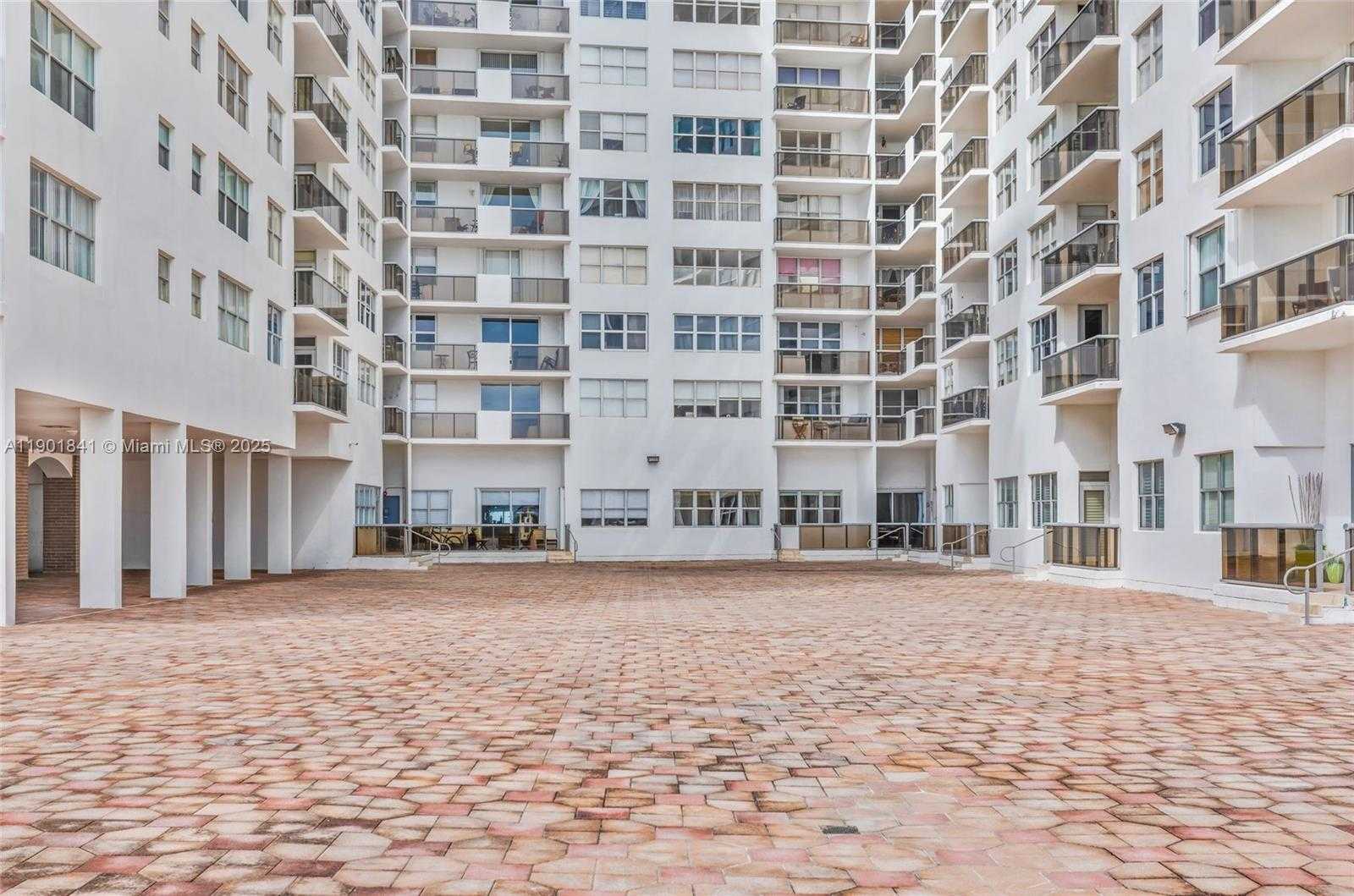 Small Image of 6039 COLLINS AVE #1415, Miami Beach Number 43