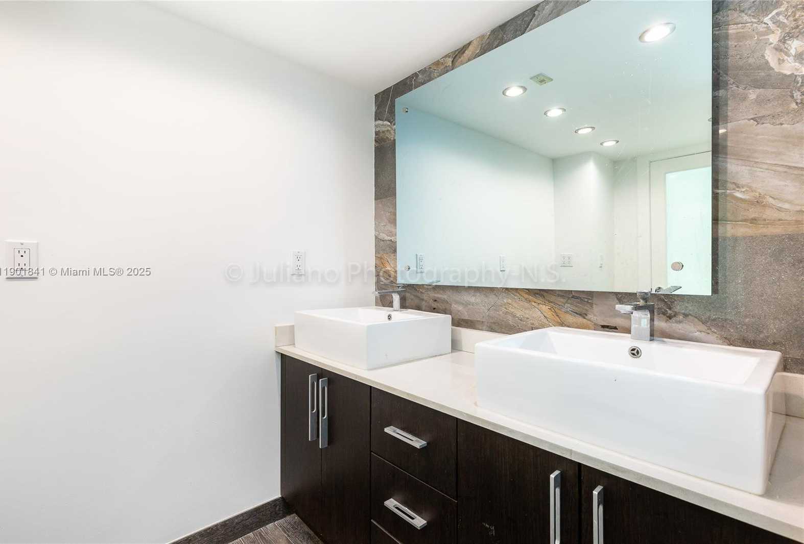 Small Image of 6039 COLLINS AVE #1415, Miami Beach Number 7