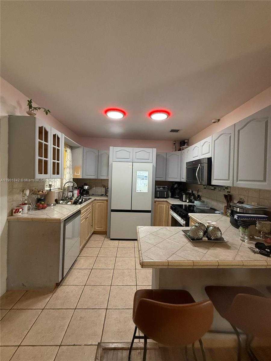 Small Image of 571 EAST 59TH ST #A, Hialeah Number 4