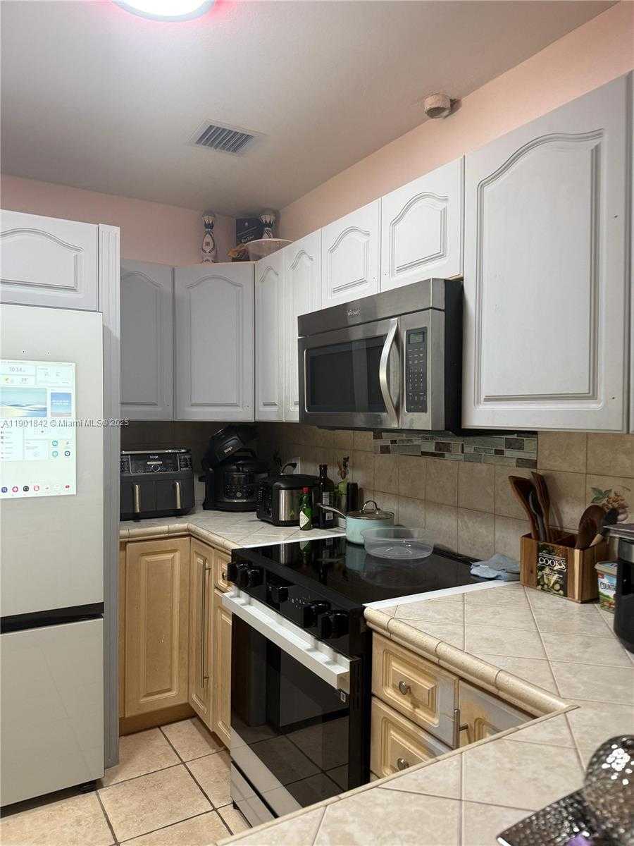 Small Image of 571 EAST 59TH ST #A, Hialeah Number 5