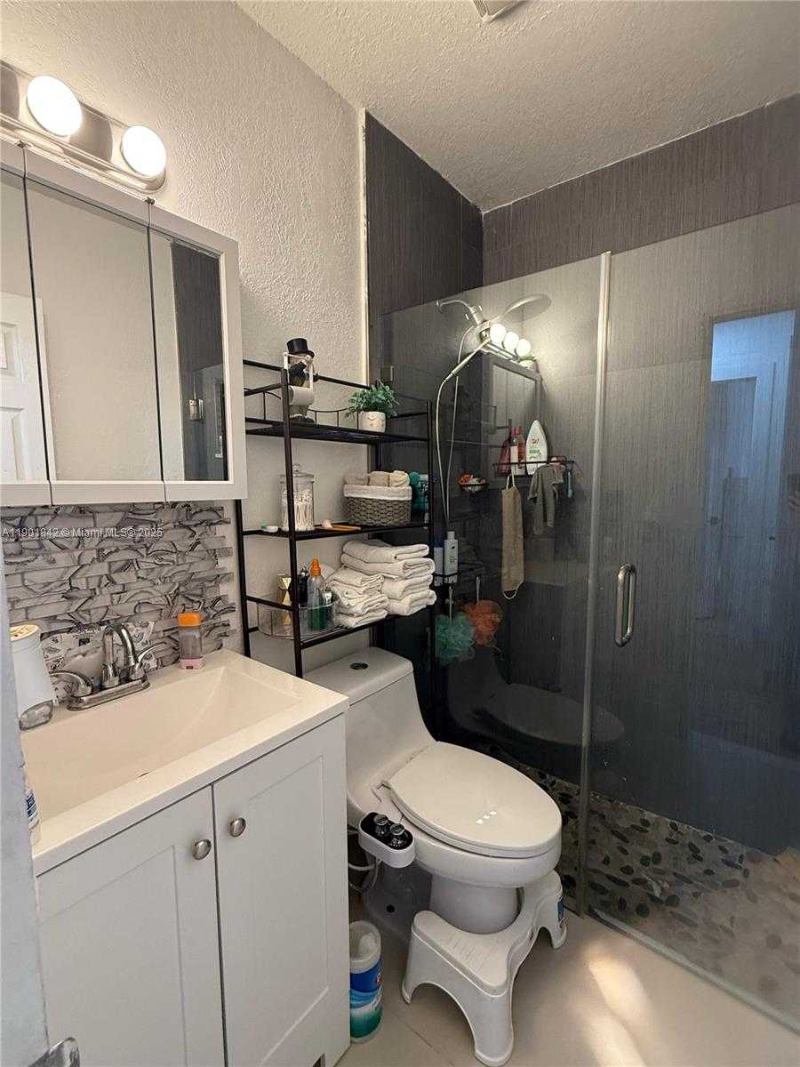 Small Image of 571 EAST 59TH ST #A, Hialeah Number 6