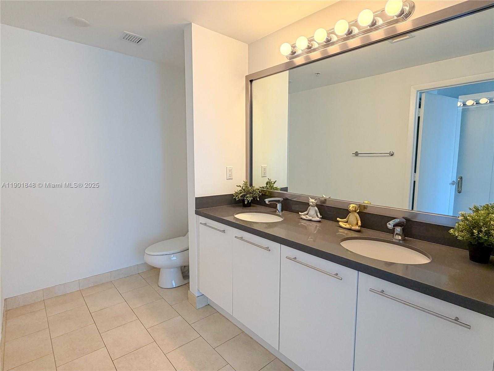 Small Image of 90 SOUTH WEST 3RD ST #2401, Miami Number 33