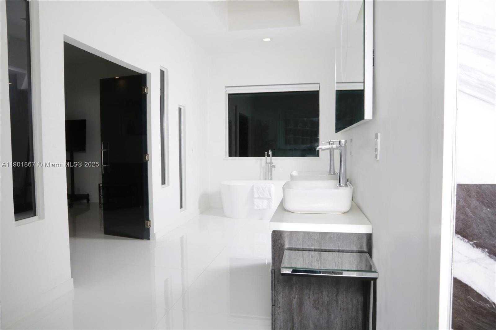 Small Image of 6003 UMBRELLA TREE LN, Tamarac Number 15