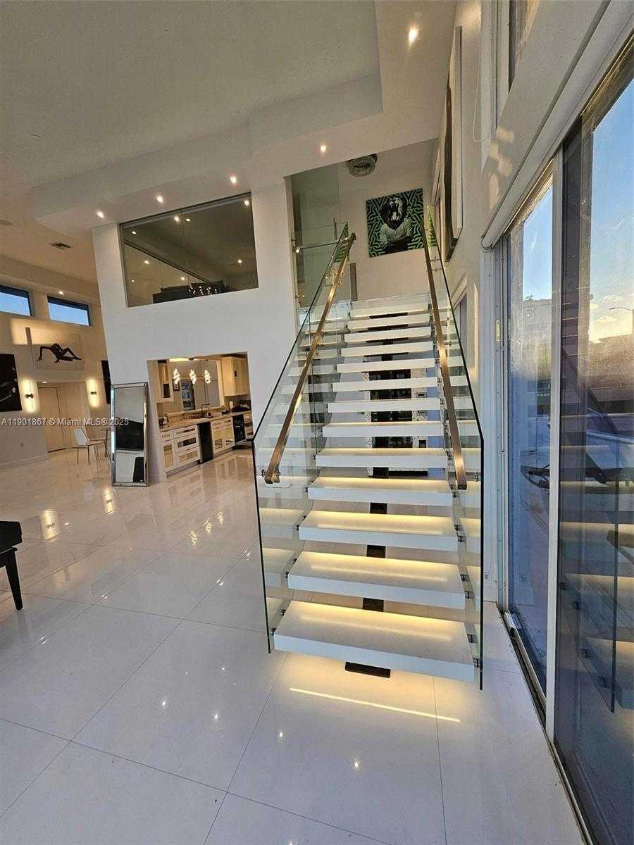 Small Image of 6003 UMBRELLA TREE LN, Tamarac Number 21