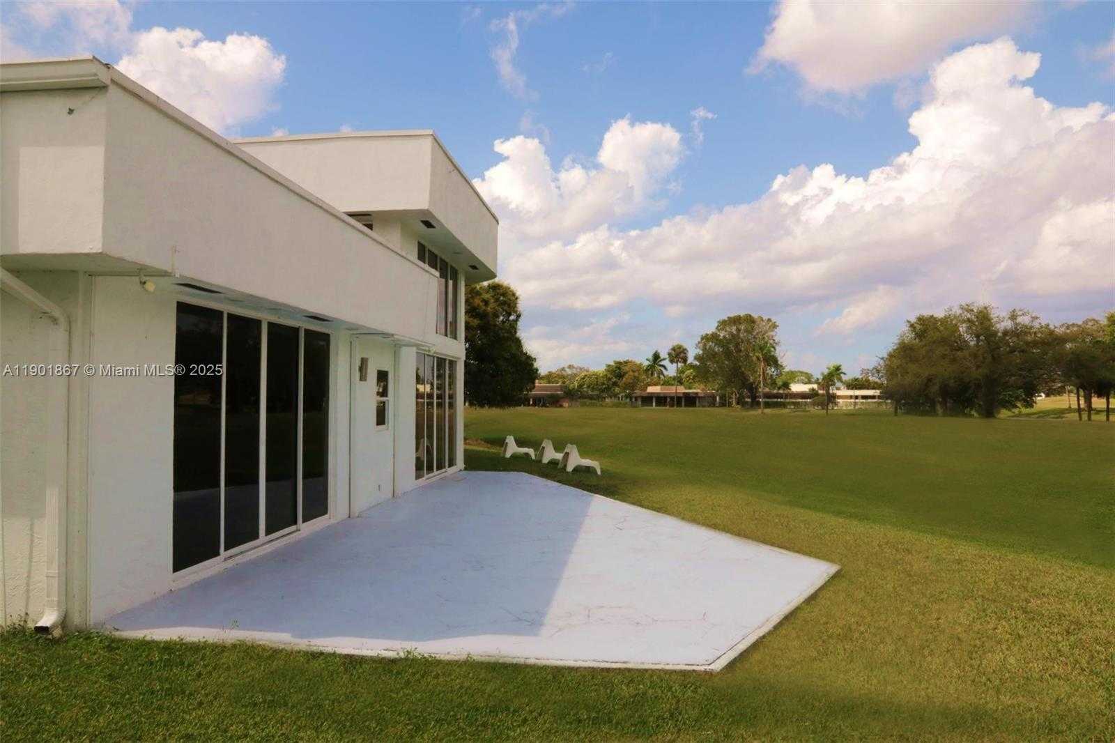 Small Image of 6003 UMBRELLA TREE LN, Tamarac Number 4