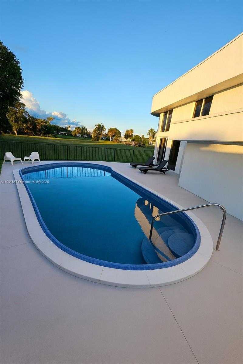 Small Image of 6003 UMBRELLA TREE LN, Tamarac Number 6