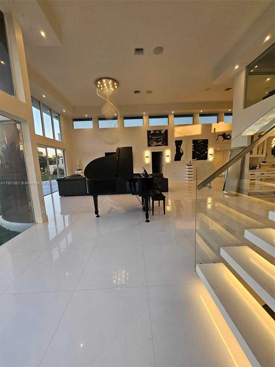 Small Image of 6003 UMBRELLA TREE LN, Tamarac Number 7