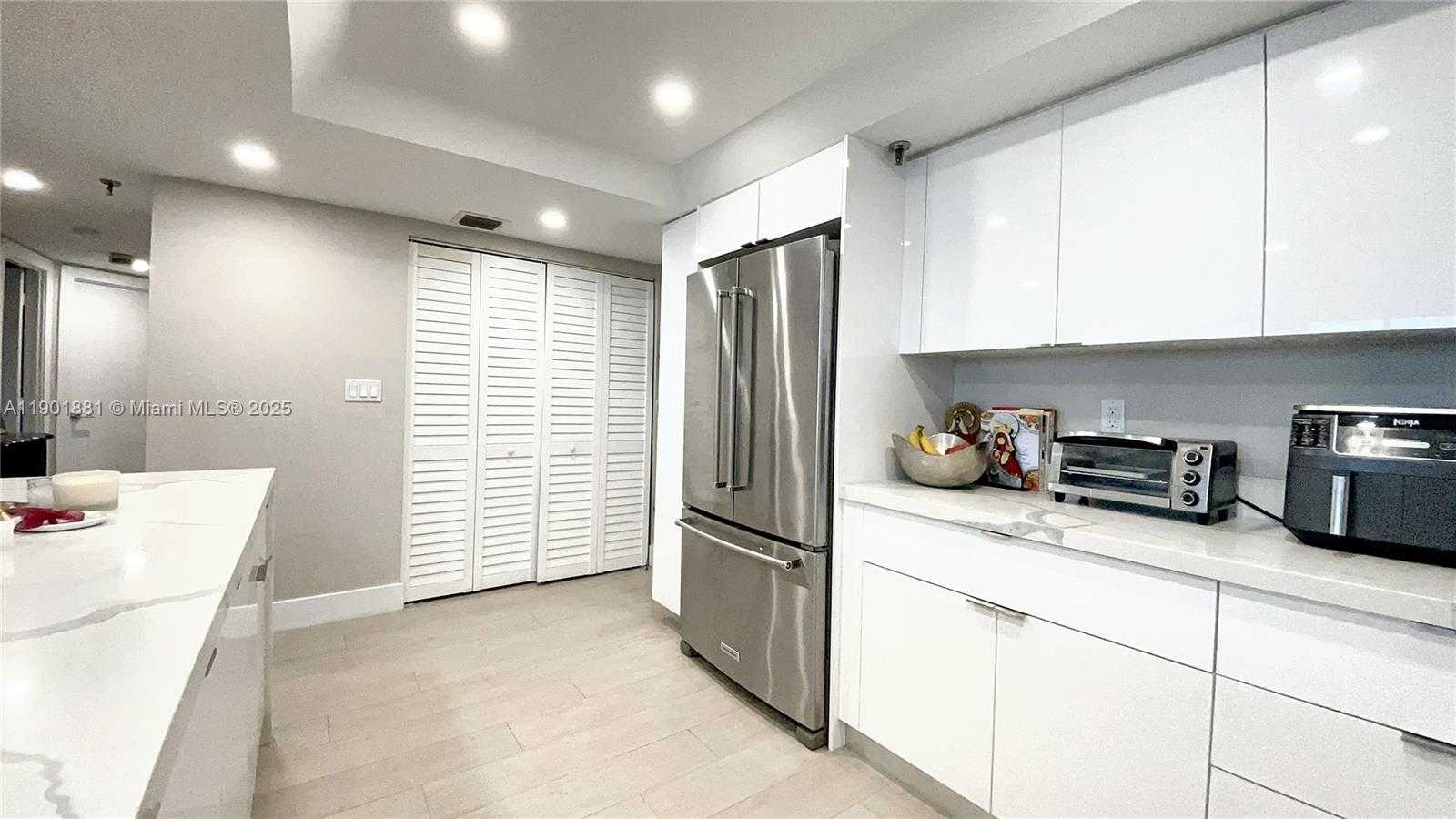 Small Image of 520 BRICKELL KEY DR #A1010, Miami Number 9