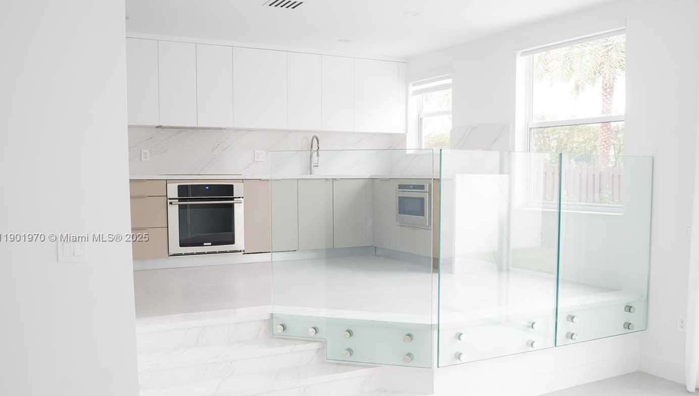 Small Image of 10996 NORTH WEST 58TH TER, Doral Number 29