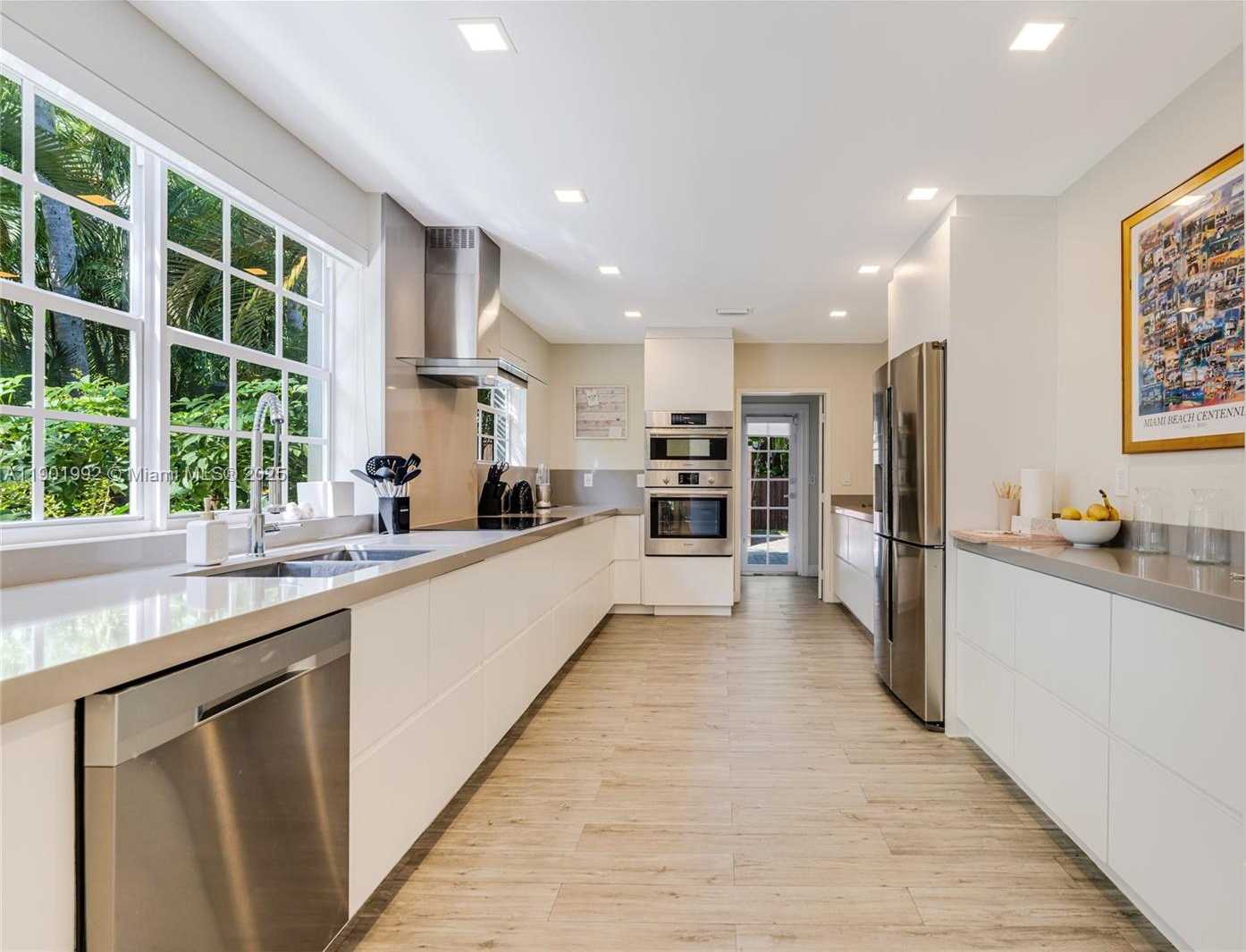 Small Image of 140 NORTH HIBISCUS DR, Miami Beach Number 15