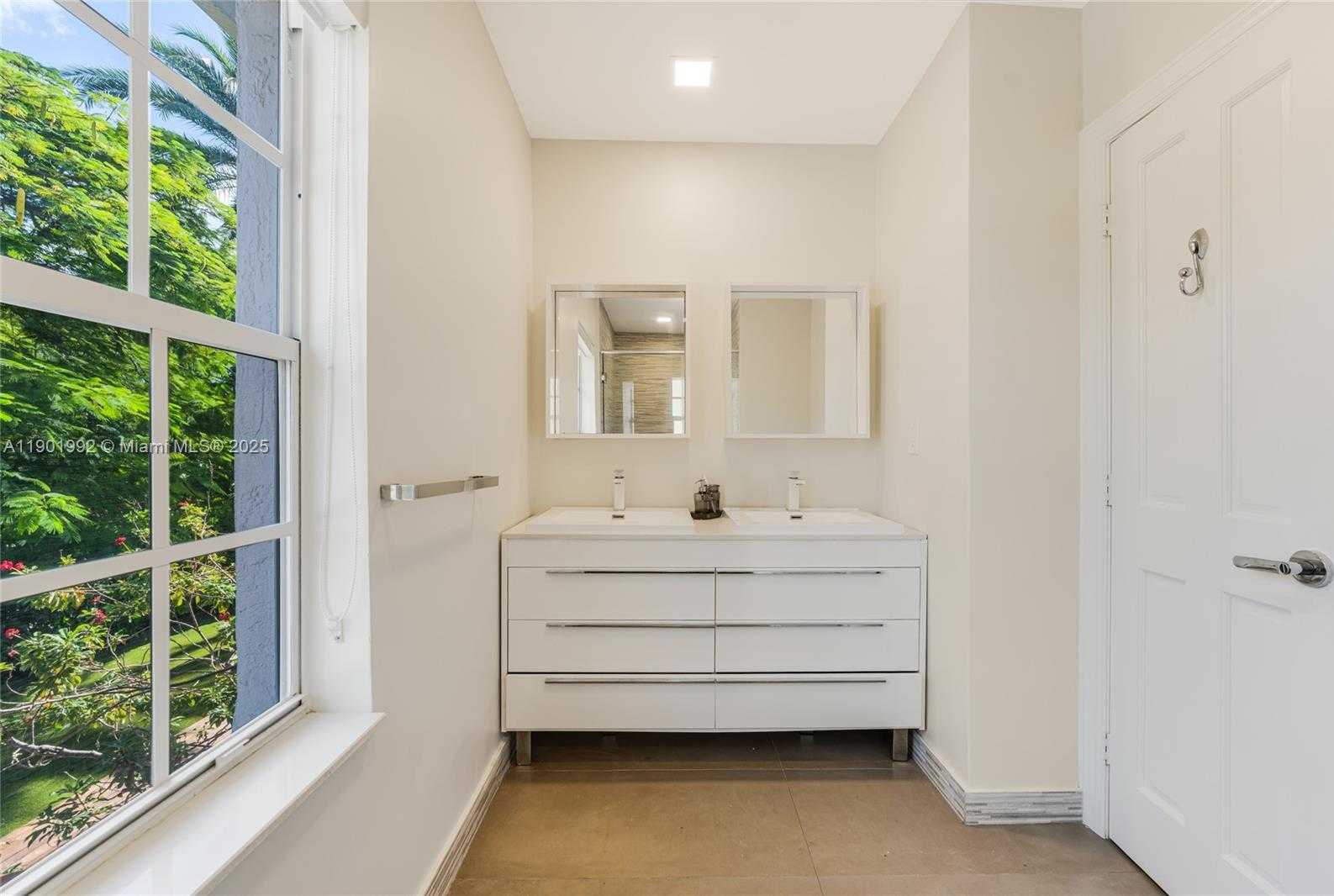 Small Image of 140 NORTH HIBISCUS DR, Miami Beach Number 23