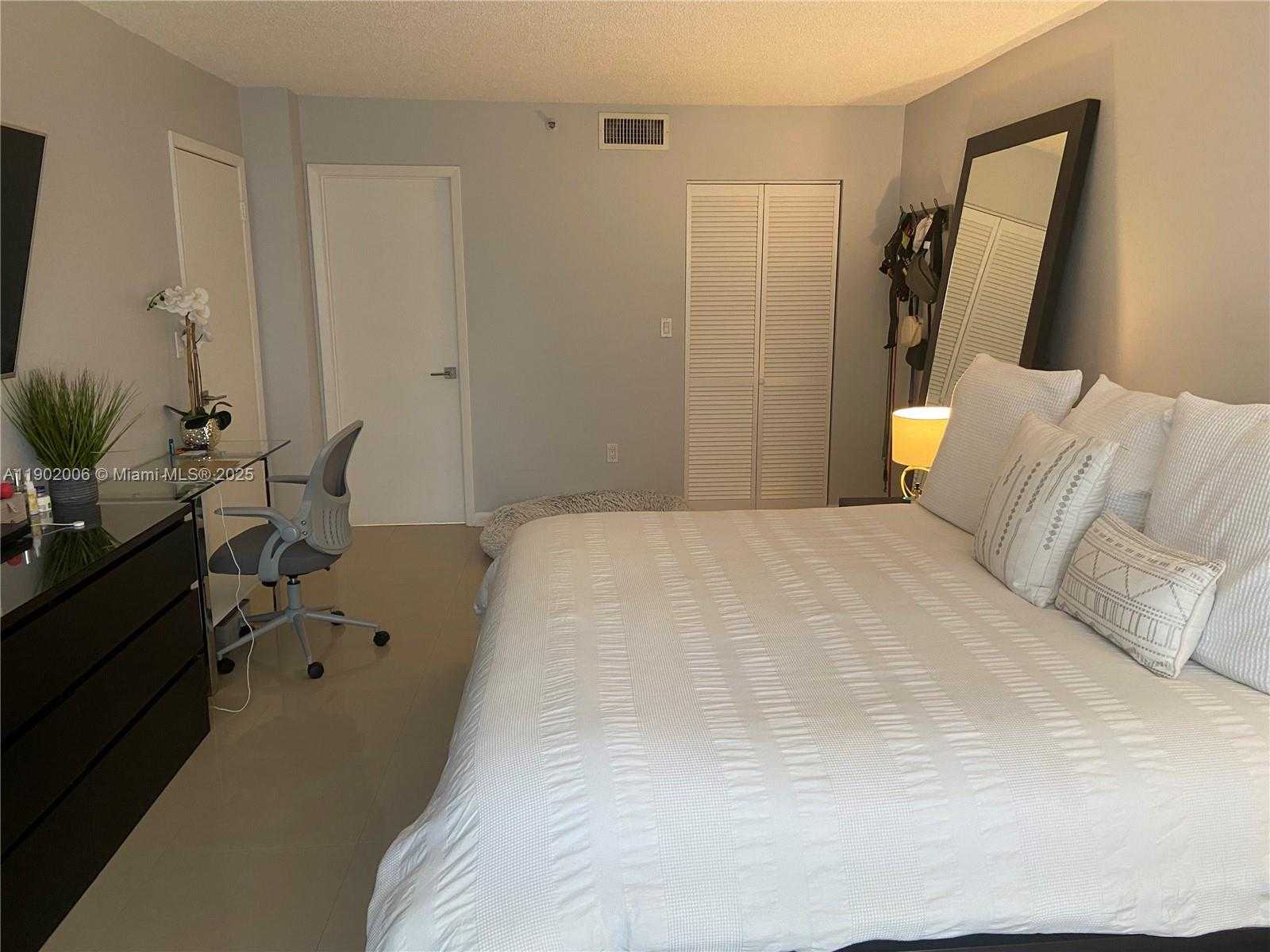 Small Image of 540 BRICKELL KEY DR #711, Miami Number 18