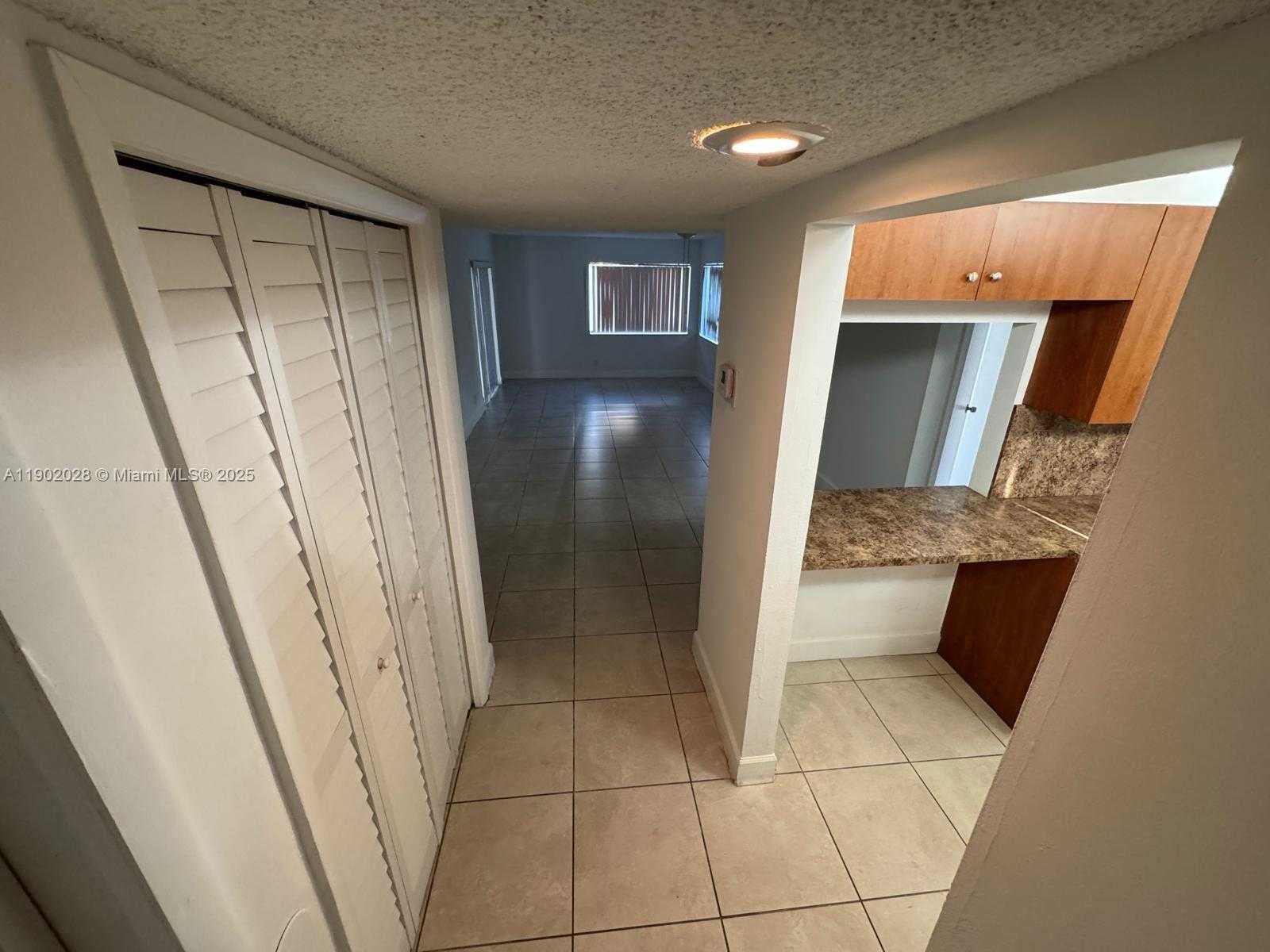 Small Image of 161 LAKEVIEW DR #102, Weston Number 2