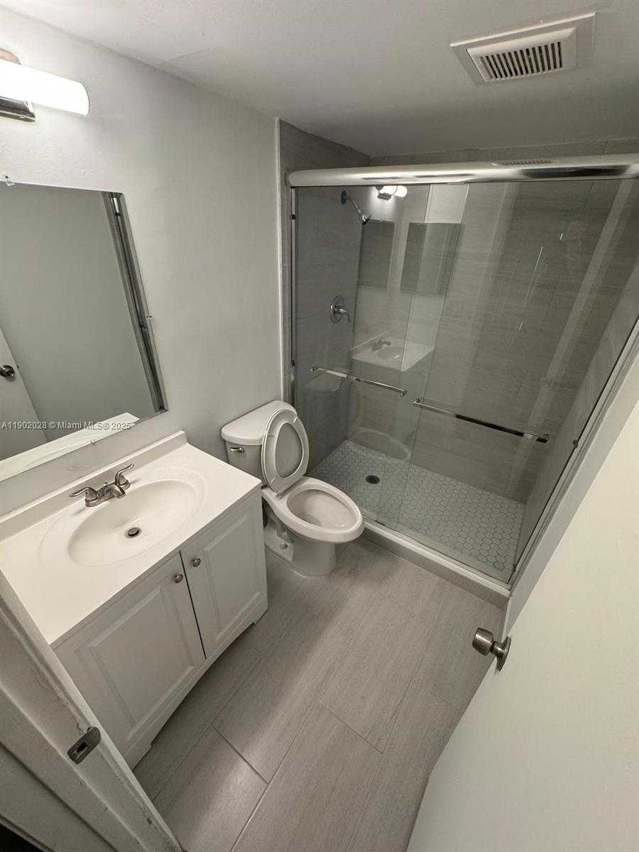 Small Image of 161 LAKEVIEW DR #102, Weston Number 20