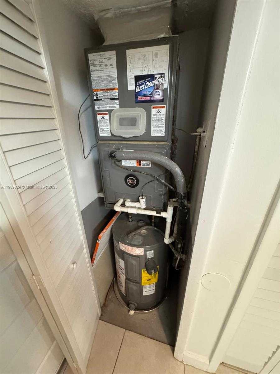 Small Image of 161 LAKEVIEW DR #102, Weston Number 4