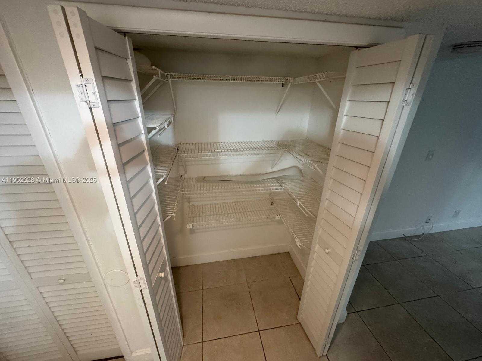 Small Image of 161 LAKEVIEW DR #102, Weston Number 8