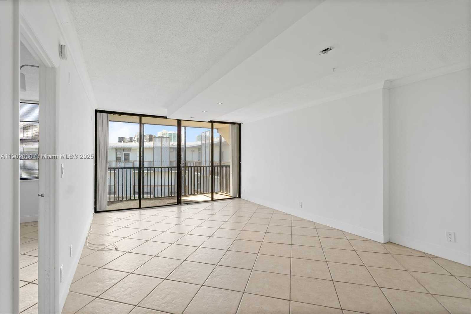 Small Image of 3475 NORTH COUNTRY CLUB DR #814, Aventura Number 9